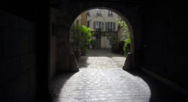 Place des Vosges kig ind gennem port
